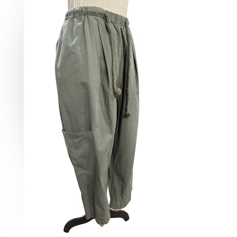 BUCKETLIST Army Green Oversized Capri Pants - large