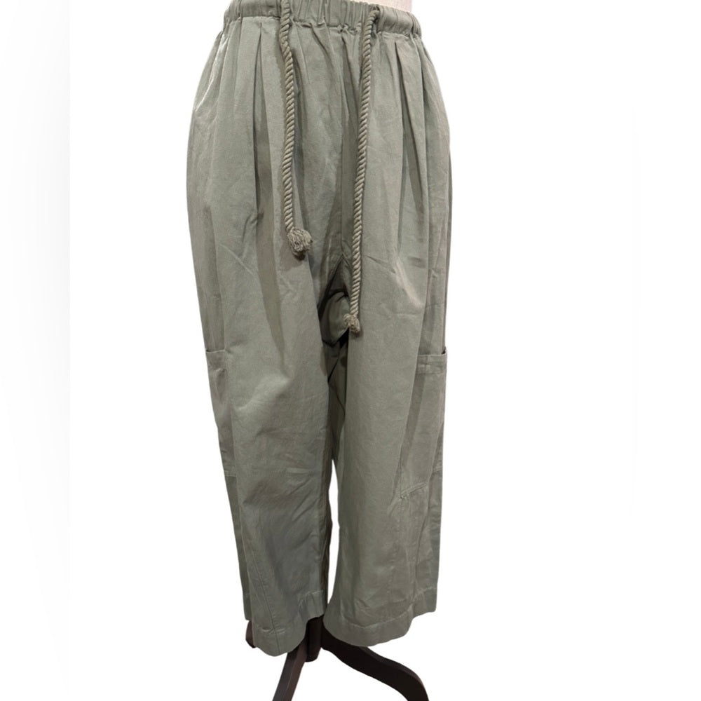 BUCKETLIST Army Green Oversized Capri Pants - large